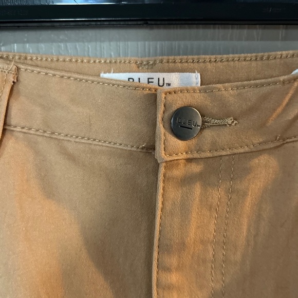 Bleu Denim Design Company Women’s 12 Tan Capris Skinny Fit NWT - Picture 2 of 4